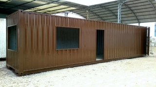 Pintura em container com esmalte sint&eacute;tico automotivo.